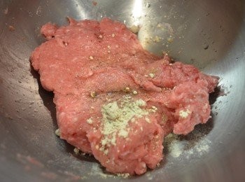 step6: 將打好的肉泥放入盆中，加入所有調味料攪拌約 5分鐘至肉有點發白，並變得非常黏稠。（我用了麵包機幫助攪拌，先用低速攪拌均勻後，再轉高速攪打，也可利用電動打蛋器或用筷子以同一方向攪拌。）