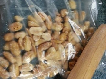 step2: 取出花生待涼後,用食物袋裝起,用棍拍碎備用