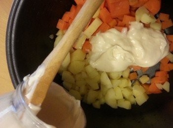 step9: 先將薯仔.甘筍拌入奇妙醬