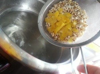 step4: 加入溫水，開大火煮後加入薏米檸檬黃色皮煮滾,轉小火，煮1小時