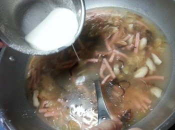 step6: 馬蹄粉5湯匙用4安士水開勻後倒入埋茨