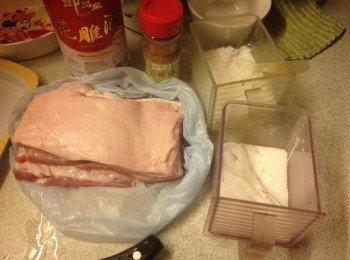 step1: 用刀刮去豬皮上的垢物, 用水沖洗