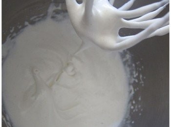 step1: 鮮奶油與砂糖 用打蛋器打發至8-9分發