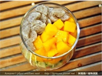 step6: 然後再將芒果丁與黑木耳QQ圓，擺放在最上層。