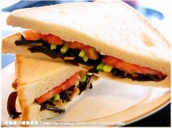 step6: 最後為方便拿取享用，可用蔬果刀將吐司對半切，製做成黑菇醬三明治來嚐鮮。