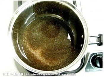 step2: 將黑木耳養生露倒入鍋中直接加熱，可添加少許開水降低湯品稠度。