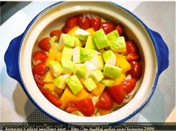 step5: 將小番茄切成一口大小的塊狀後，放置於碗中最外圍的區塊。