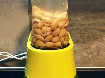 step3: 水同杏仁比例係2:1，，呢個比似比較濃。如果鍾意淡d可以加水。