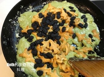 step4: 加入飛機餅乾、葡萄乾