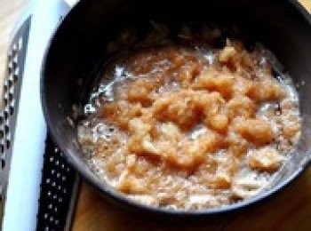 step3: 一整隻蘋果用工具搓成蘋果泥