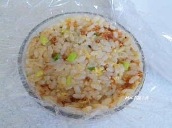 step2: 取一個小缽放上保鮮膜，然後放入炒飯壓緊