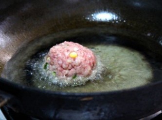 step3: 油鍋加熱，將獅子頭淋上蛋液沾上少許太白粉放入油鍋中炸成金黃色與定型取出。