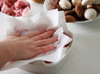 step1: 牛五花肉用廚房紙巾吸乾血水。