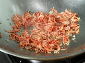 step4: 炒鍋加少許油小火加熱放入紅蔥頭炒香放入櫻花蝦炒香，加約100cc熱開水與少許鹽將櫻花蝦的鮮甜味煮出後連同蝦湯汁倒至容器備用。