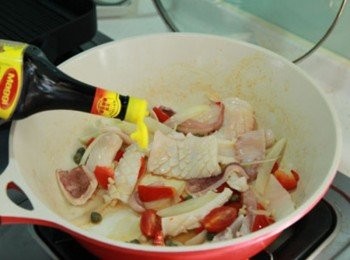 step2: 炒鍋倒入橄欖油放入蒜末、辣椒片、洋蔥絲炒香後，放入透抽片拌炒，放入蕃茄、酸豆、烏醋，加美極鮮味露調味。起鍋前灑上巴西利葉即完成。