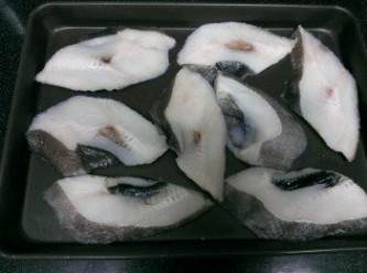 step1: 鱈魚洗淨擦乾水份，兩面灑上少許鹽後，冷藏約1小時。取出，再將多餘的水分擦乾。