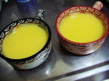 step5: 5.完成的蛋液如表面有小氣泡ˊ可用餐巾紙或牙籤去除 
(這樣完成的蒸蛋表面才會平滑細緻) 
最後取適當大小錫箔紙覆蓋上ˊ然後用牙籤輕刺幾個小洞ˊ
然後放於平時煮飯電子鍋蒸架上ˊ依平時煮飯方式同時完成ˊ 
煮好後擺上枸杞子利用熱氣再悶1~2分鐘即可。