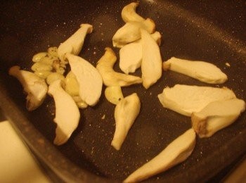 step6: 接著加入杏苞菇拌炒ˊ炒出香氣後先盛盤備用