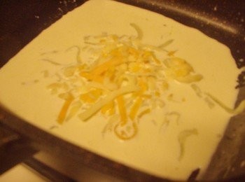 step7: 一樣用原鍋加入鮮奶油和雙色起士ˊ小火讓起士慢慢溶化