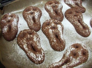 step6: 14.嚇人的骷髏頭巧克力餅就完成囉~~