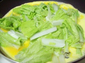 step5: 蛋約熟成至7~8分熟時加入小白菜