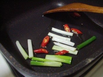 step2: 鍋內加入1茶匙油ˊ加熱後先爆香蔥白和辣椒