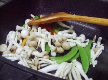 step4: 然後加入鴻喜菇ˊ美白菇ˊ甜豆ˊ拌炒均勻