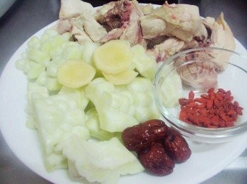 step1: 先準備好所需<span class="group_1">材料</span>ˊ雞肉先汆燙ˊ配料處理成所需大小備用 (如果害怕苦瓜的苦味ˊ也可先做汆燙處理ˊ或儘量將內膜刮除)