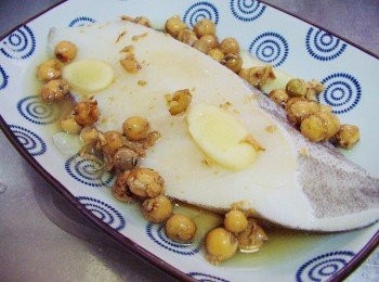 step2: 準備一適合盤子ˊ擺入鱈魚和薑片ˊ 並將剩下<span class="group_2">調味</span>拌勻淋上