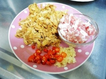 step1: 先準備好所需<span class="group_1">材料</span>高麗菜乾先泡軟並沖洗乾淨ˊ然後略切細ˊ 蒜頭切細末ˊ辣椒切小圈備用