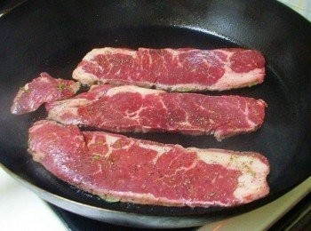 step6: 步驟5完成ˊ取出醃漬入味牛排ˊ拿掉迷迭香ˊ 鐵鍋不放油ˊ大火燒熱後擺入牛排