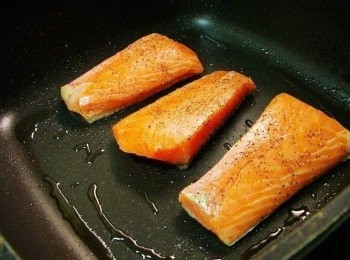 step6: 接著鍋內加入少許橄欖油ˊ魚皮面朝下ˊ約煎2分鐘