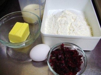 step1: 先準備好所需<span class="group_1">材料</span>如照片圖ˊ 中筋麵粉250gˊ細砂糖2大匙ˊ無鋁泡打粉3/4大匙ˊ鹽1/2茶匙ˊ 先拌勻ˊ雞蛋1個打散預留1/4量做<span class="group_2">裝飾</span>用ˊ洛神花切小塊狀備用 (餡料不用局限ˊ有什麼用什麼ˊ葡萄乾ˊ蔓越莓...等都能運用) 即使什麼都不加也沒關係。