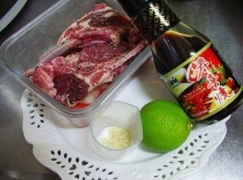 step1: 羊小排自然解凍處理後ˊ擦乾多餘水份備用