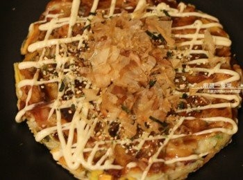 step7: 兩面煎至金黃(約10分鐘)，內部材料應該也已經熟了，盛盤後以小湯匙或刷子在表面塗上大阪燒醬，擠上美乃滋，灑上海苔粉，再放上柴魚片，即完成!