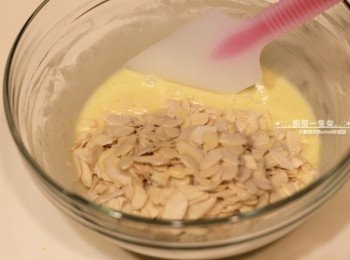 step5: 最後將杏仁片加入小心混合，避免弄碎。封上保鮮膜冷藏30分鐘。