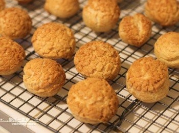 step10: 放入預熱好的烤箱中，以200度C(395度F)烘烤10分鐘，將溫度調整為190度C(375度F)再烘烤10分鐘；再將溫度調整為180度C(355度F)再烘烤15分鐘到表面金黃，最後關火悶10分鐘即可出爐。 出爐後移至鐵網架上放涼後，切開填入<span class="group_3">檸檬奶黃餡</span>即可。