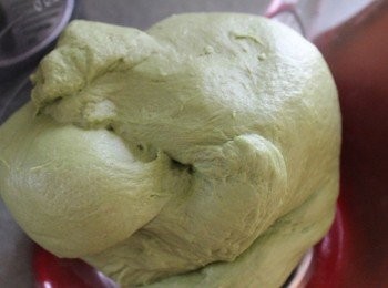 step1: 將麵團材料和抹茶粉倒入攪拌盆裡, 用kitchenaid中低速打到麵團表面光滑不黏手