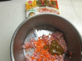 step3: [牛頭牌咖哩塊]加少許熱水調開成糊狀,胡蘿蔔切碎, 洋蔥和薑切成末