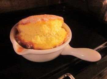 step6: 關掉下火,用上火250度烤約10分鐘至糖變脆,布丁漲起即可取出,再以草莓裝飾即可(因為各家烤箱爐火不同,烤5分鐘後先觀察糖的變化,再決定烘烤時間) 高温膨起的布丁請立即享用哦!!冷了高度會降~