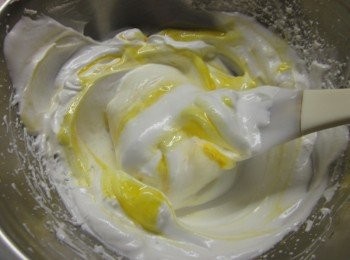 step4: 作法3.加入蛋黃拌勻