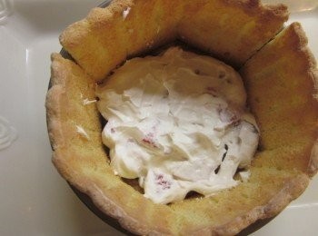 step9: 鮮奶油打發拌入草莓丁,將一半的鮮奶油填入,再放一層圓底,抺上草莓醬,放入剩下的鮮奶油