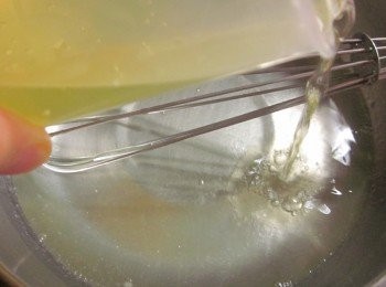 step6: 200cc的冷水加入5g的洋菜粉邊攪邊加熱至滾,再加入50g的糖拌至溶化,熄火放到降温(不要放到冷,會凝結)倒入作法5.攪拌.