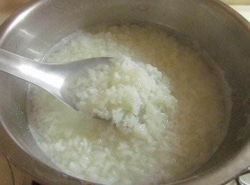 step3: 湯鍋放一杯米,水加到7分,蓋鍋蓋煮到水滾後,轉小火再多煮五分鐘熄火悶著備用,趁悶時炒料,料炒好時粥的狀態約是8分熟