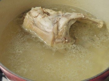 step1: 一附雞骨川燙後，重新加水熬半小時，成雞骨高湯。