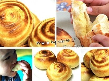 step8: 噹噹！
咱們迷人的《卡士達小餐包》就這麼完成了
雖然擠卡士達醬的技巧有待加強
不過成品還是頗讓人滿意
這次的麵糰沒有加雞蛋，酵母粉先以溫水溶解
做出來的成品，麵包體來說雖然仍帶有嚼勁
不過含水性比起之前的還要好唷！

而自製的《 卡士達醬 》不甜不膩
清爽軟嫩的口感搭配，很能和微乾的麵包做互補
難怪今天弟弟自己就嗑掉了三個餐包呢！