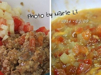 step3: 再來是襯底的醬料 (用來取代所謂的披薩醬) 作法： 馬鈴薯半顆、蕃茄一顆切小丁 絞肉加上甘味油膏與些許糖炒熟作為肉醬備用 (※ 我是直接使用家中現有的肉燥) 將馬鈴薯丁、蕃茄丁、肉燥一起盛碗 加一點奶油與細砂糖入電鍋蒸至馬鈴薯熟軟 將蒸熟的<span class="group_1">食材</span>在碗裡拌勻 壓碎一些馬鈴薯以增加醬料的稠度 這就是我們要用來取代披薩醬的鋪底醬料了‧‧‧