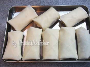 step4: 卷起用麵粉漿封口，用油慢慢煎至香脆