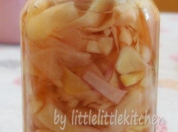 step1: 子薑洗淨，去皮（用茶匙刮是最方便的方法），切片，下一湯匙海鹽拌勻放半小時