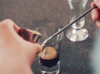 step2: 接著用長調酒棒貼在杯邊慢慢倒入20ml百利甜酒做第二層酒